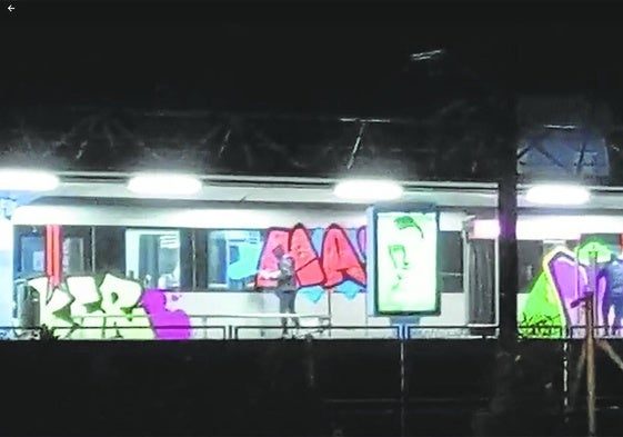 Varios desconocidos pintan una unidad de Metro Bilbao, en un ataque coordinado en la estación de Ibarbengoa (Getxo), a cielo abierto.