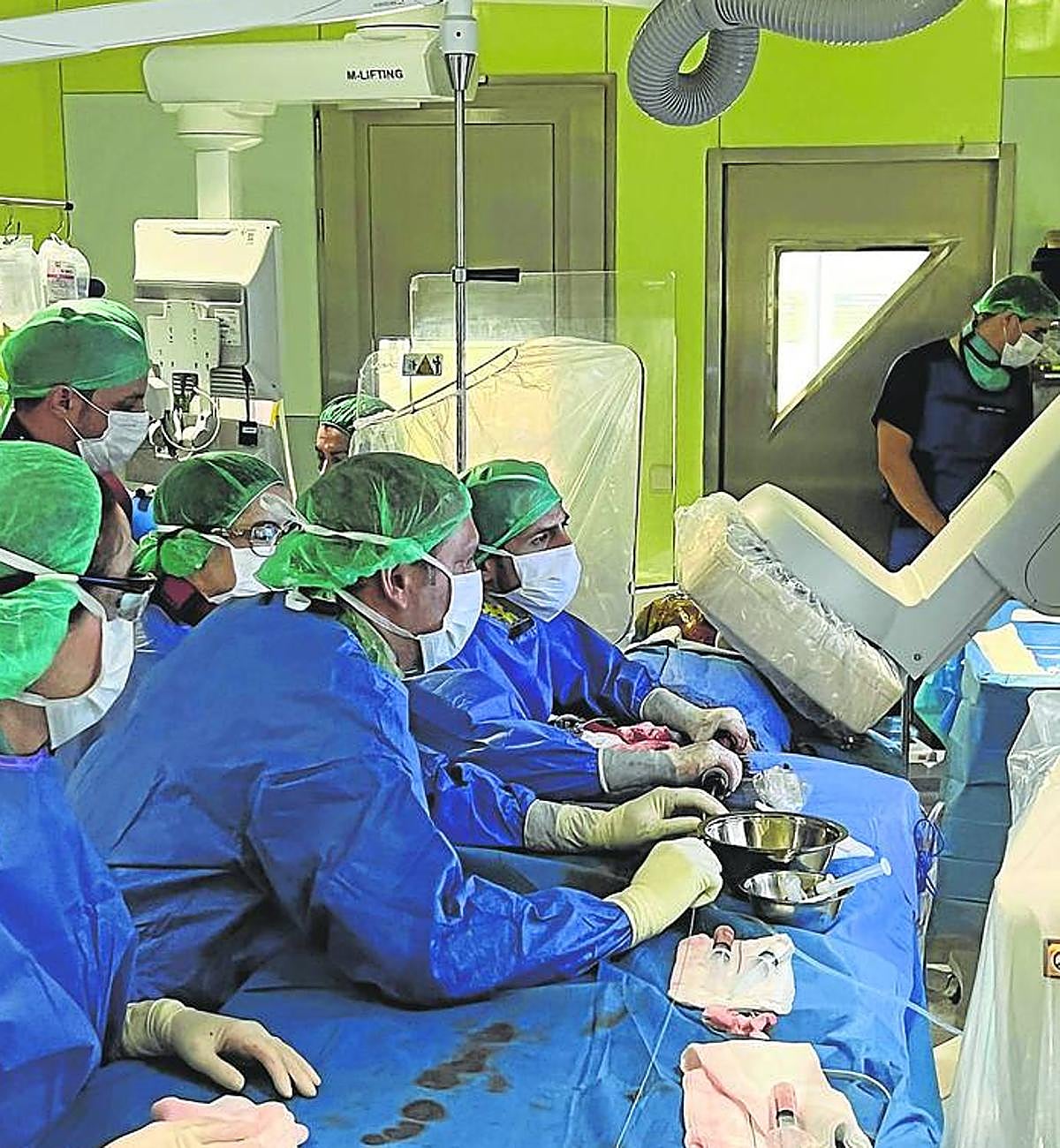 Los cirujanos vasculares de Basurto en un momento de la intervención.