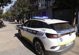 Una patrulla de la Policía Local circula por el centro de Vitoria.