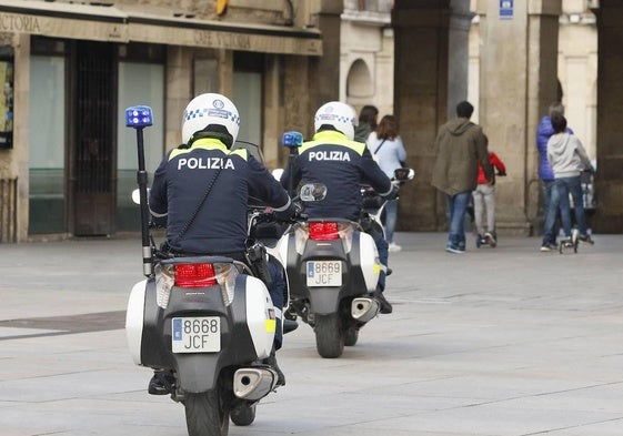 Agentes de la Policía Local patrullan en moto por el centro de Vitoria.