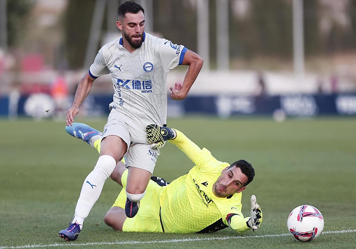 Rioja supera a Sergio Herrera durante el amistoso ante Osasuna.