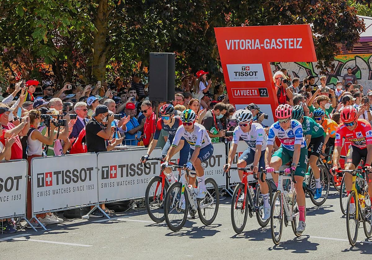 Salida de la cuarta etapa de la Vuelta Ciclista a España 2022 desde Vitoria.