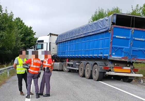 Los agentes junto al camionero en la A1, en Navarra.