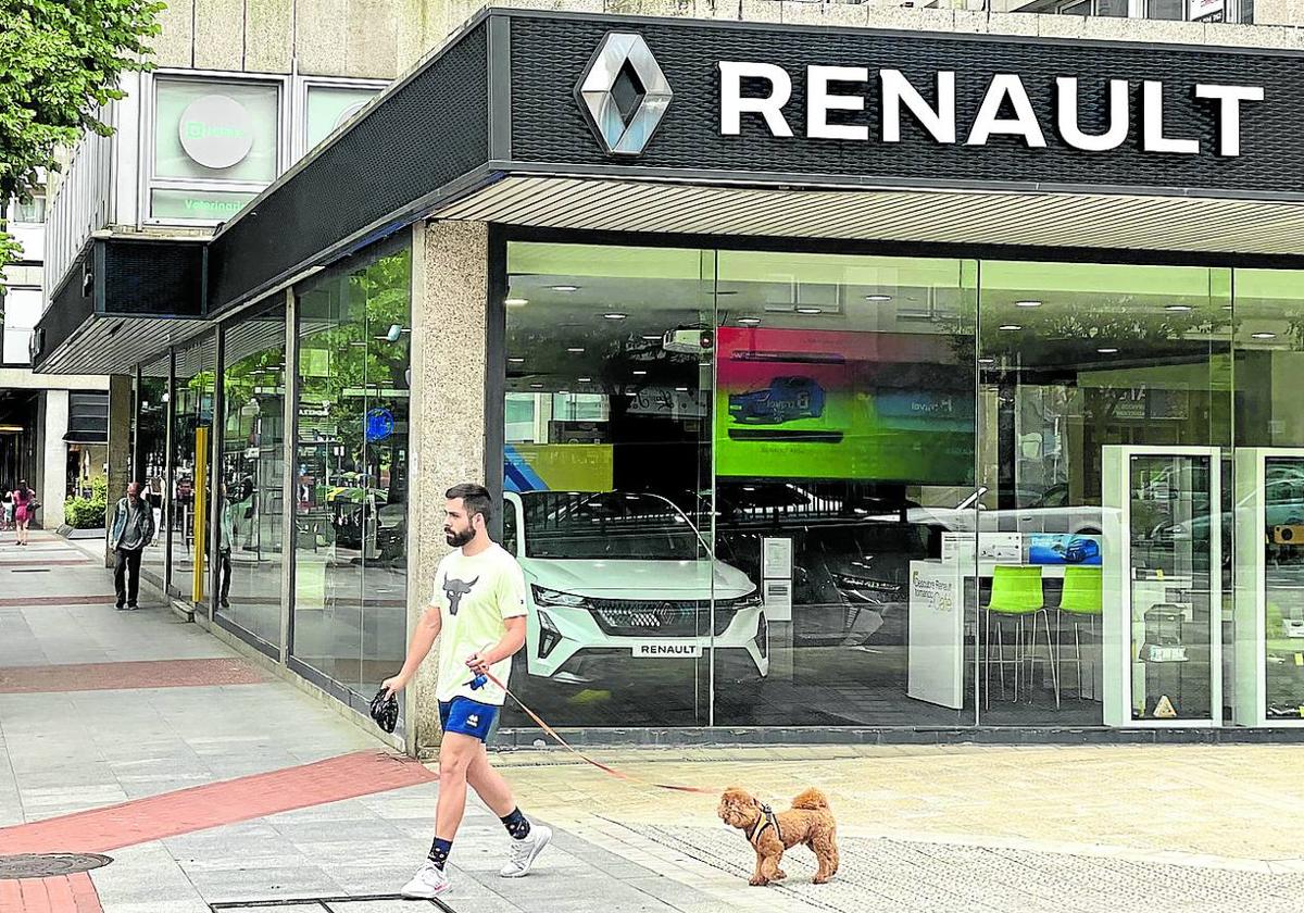 El concesionario de la Renault de la Gran Vía abrió sus puertas hace casi medio siglo.