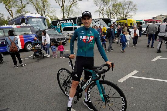 Ibón Ruiz en el párking de Mendizabala durante la Itzulia.