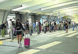 Varias decenas de personas esperan un taxi el sábado por la noche en el aeropuerto de Loiu.