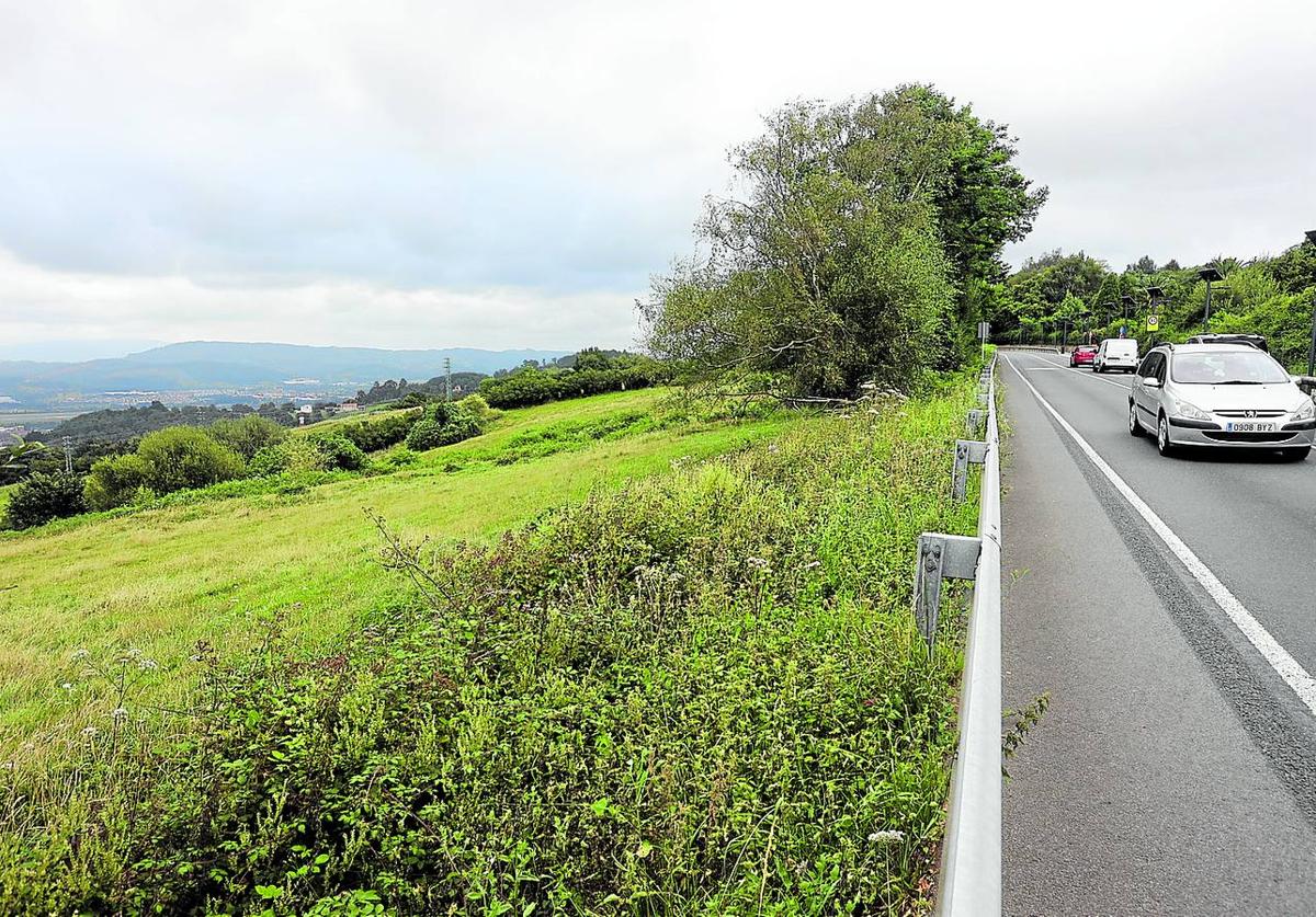 Terrenos donde está previsto habilitar el espacio de entretenimiento, junto a la carretera de Artxanda.