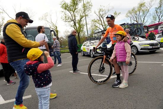 Víctor de la Parte se saca una foto con una txiki en el párking de Mendizabala.