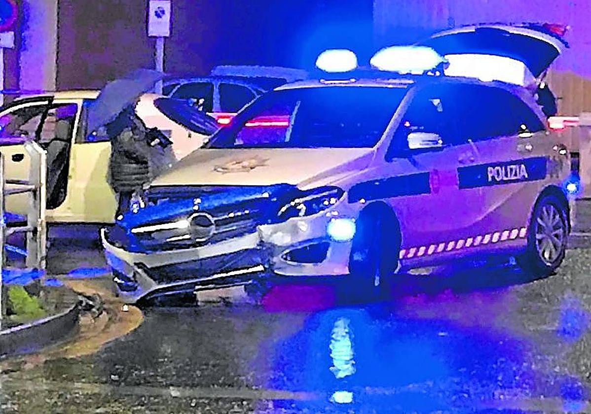 Vehículo de la Policía Municipal dañado tras un accidente.