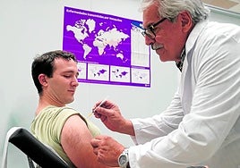 Óscar Gómez instantes antes de recibir la vacuna contra la fiebre amarilla en el Centro de Vacunación Internacional de Bizkaia.