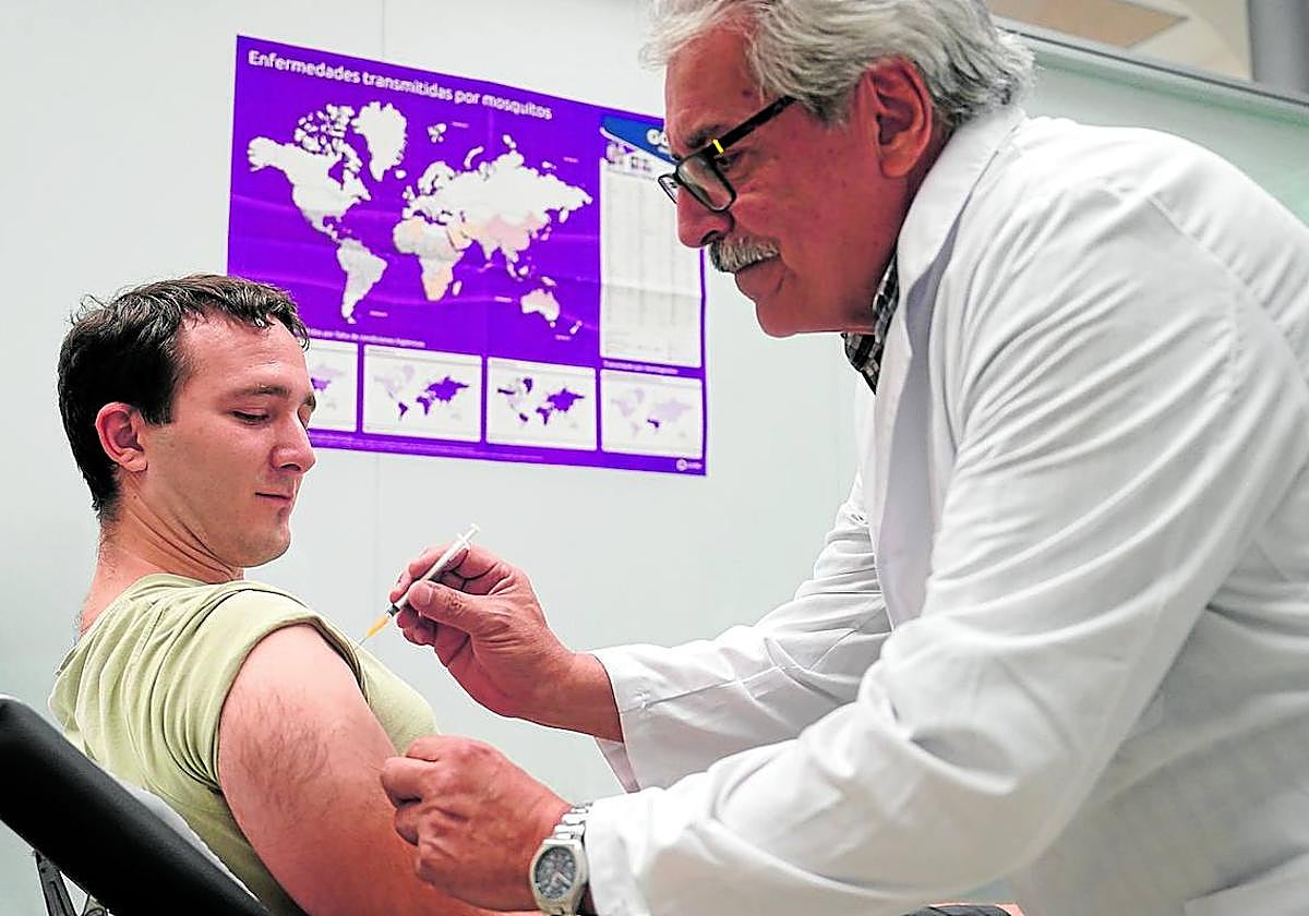 Óscar Gómez instantes antes de recibir la vacuna contra la fiebre amarilla en el Centro de Vacunación Internacional de Bizkaia.
