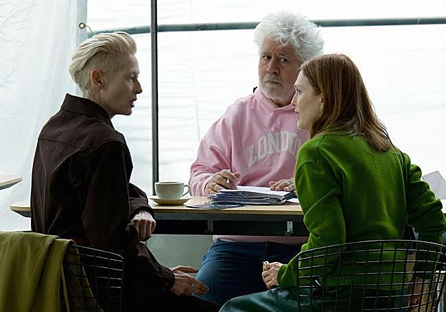 Las actrices, Julianne Moore (d) y Tilda Swinton, junto al director Pedro Almodóvar (c), durante el rodaje de su nueva película.