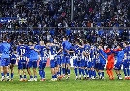 Los jugadores del Alavés celebran con la afición tras un partido de la temporada pasada.