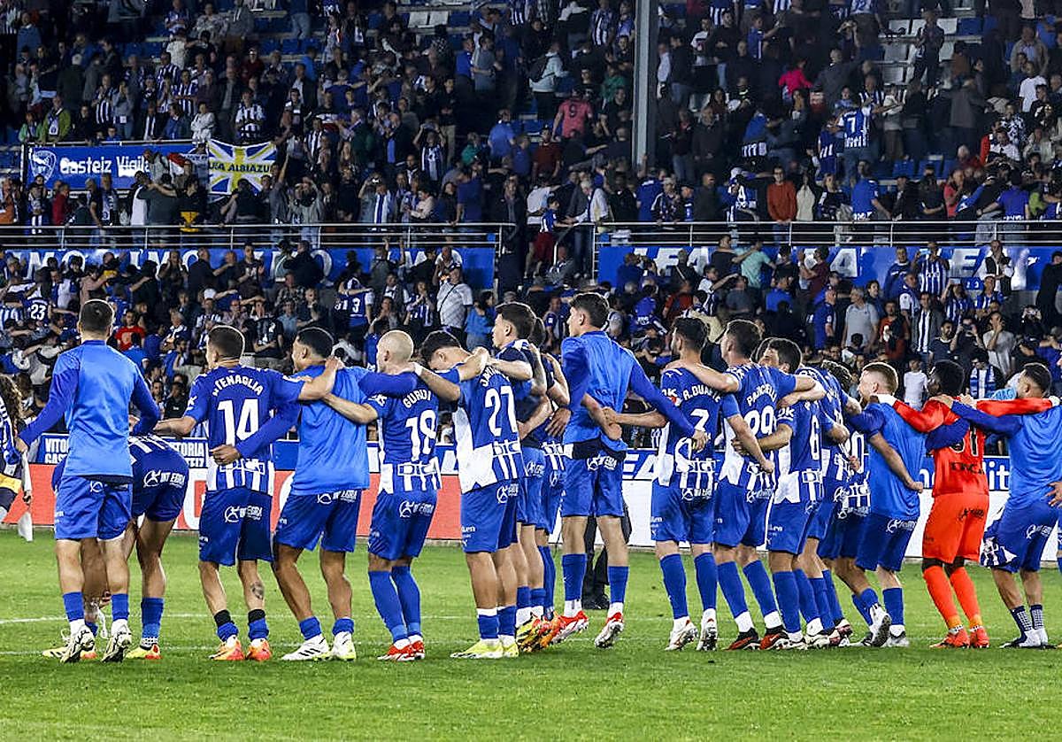 Los jugadores del Alavés celebran con la afición tras un partido de la temporada pasada.
