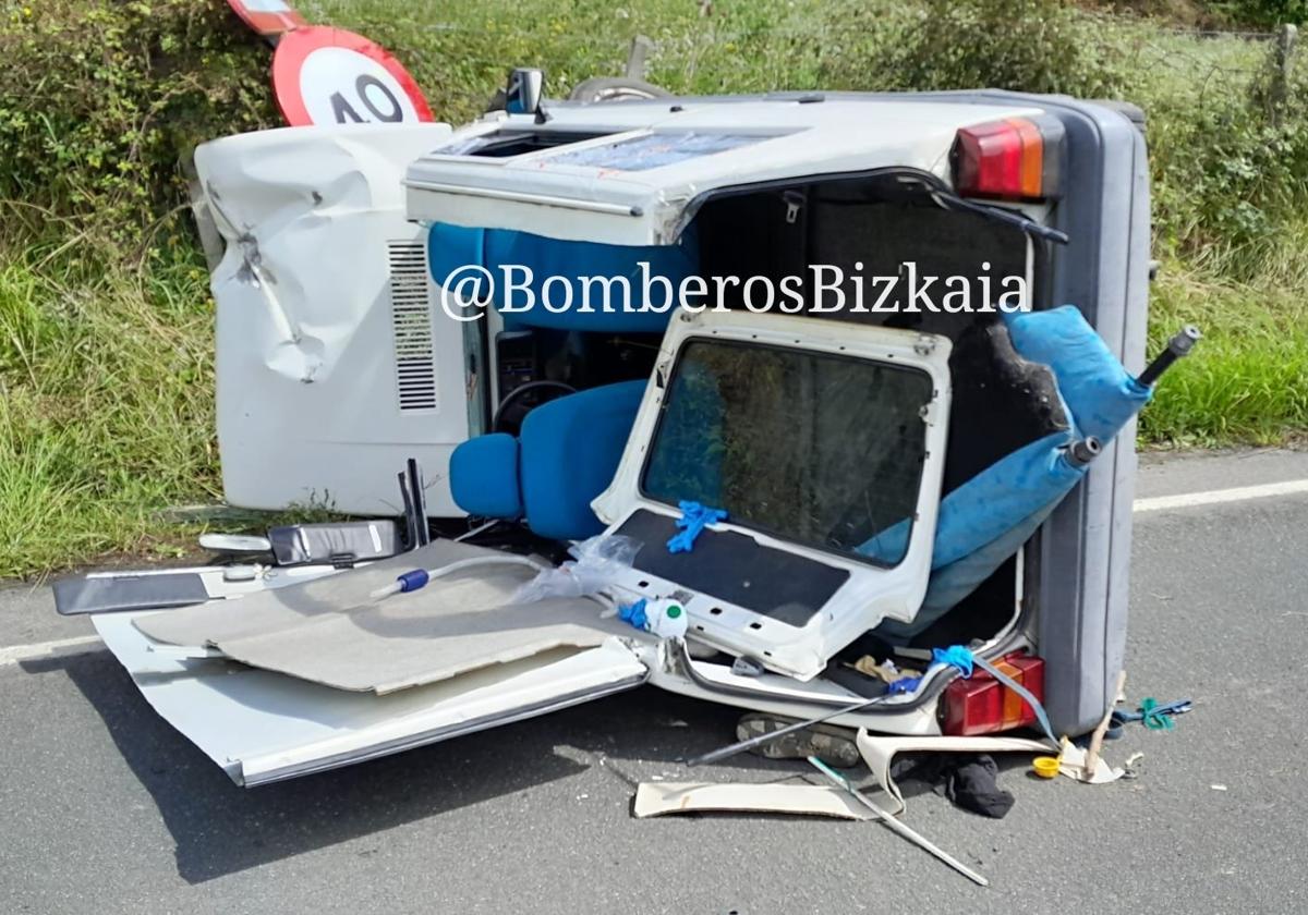 Los bomberos rescatan a un herido en un accidente en Berriz