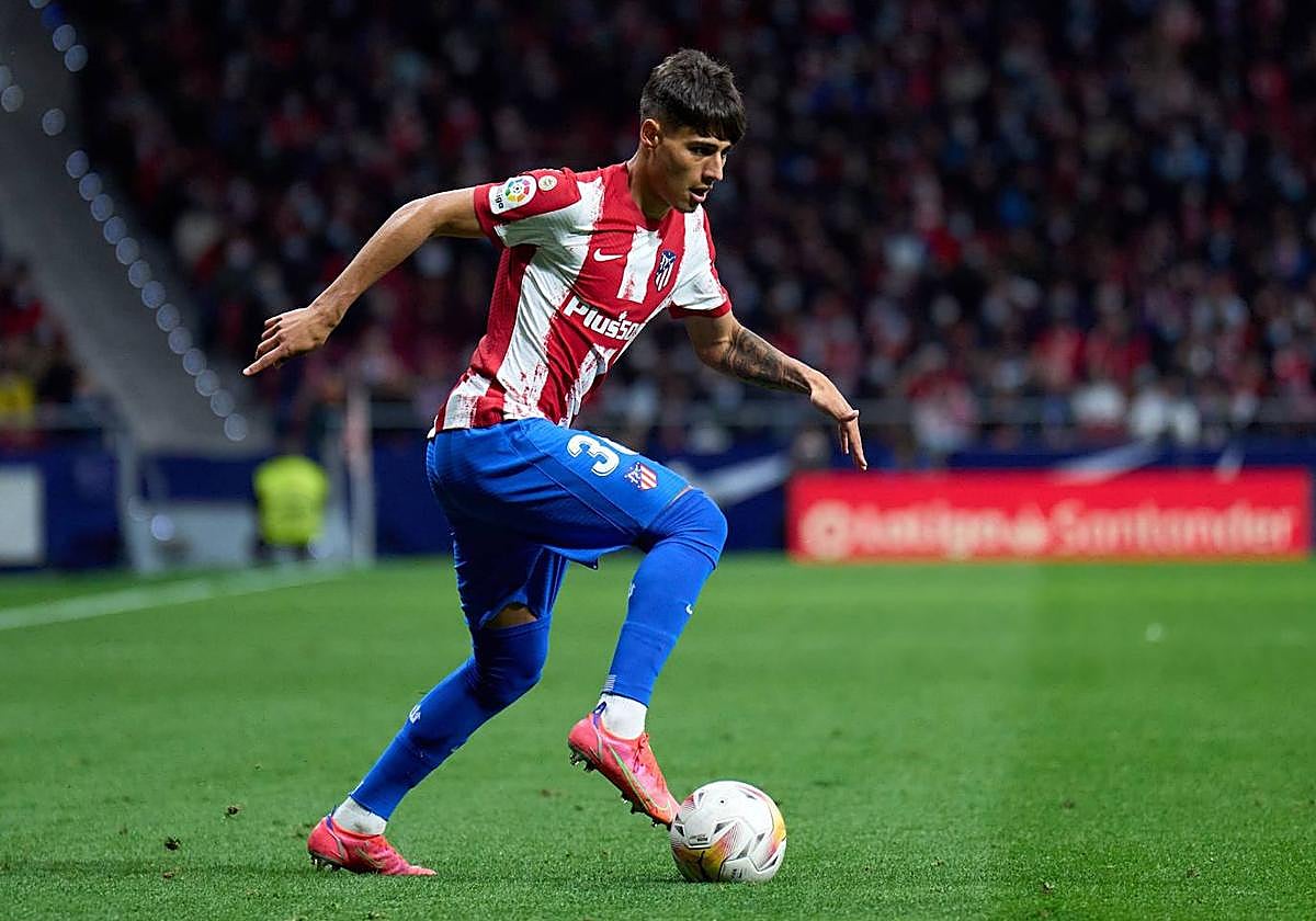 Carlos Martín conduce el balón en un partido con el Atlético de Madrid.