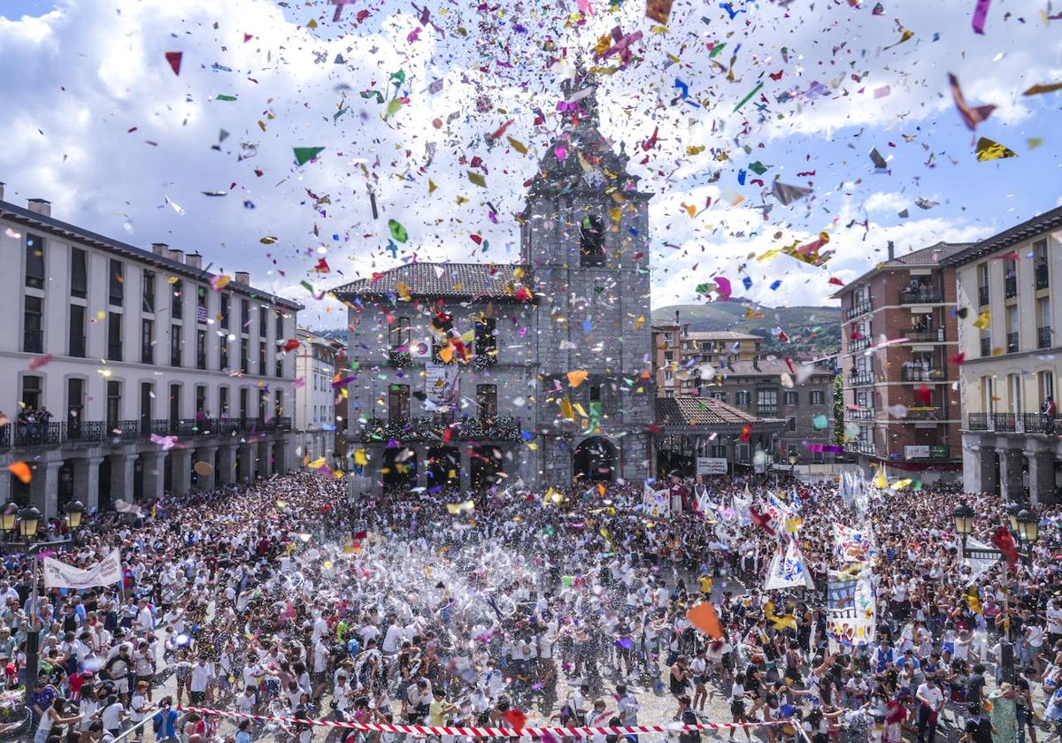 Una lluvia de gaseosa y confeti ha acompañado al Chupinazo.