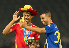 Lamine Yamal junto a su padre en la celebración de la Eurocopa.