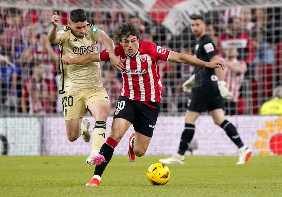 Unai Gómez, durante el Athletic-Granada de la pasada temporada en San Mamés.