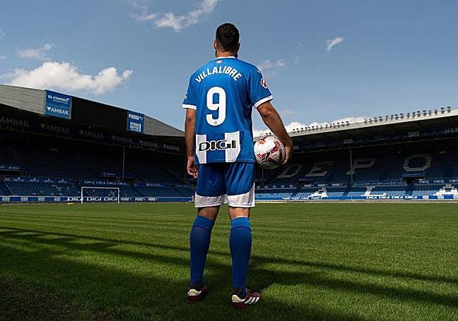 Villalibre posa durante su presentación con el Alavés.
