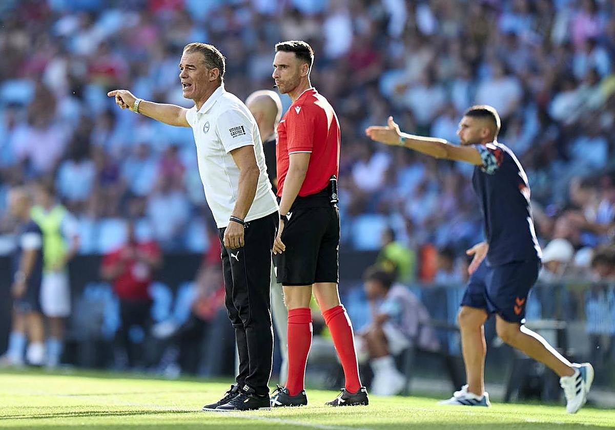 Luis García da instrucciones durante el duelo de Balaídos.