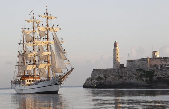 El buque escuela 'Guayas' entrando en el puerto de La Habana en agosto de 2017.