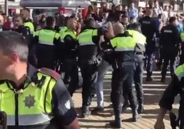 Agentes de la Policía detienen al agresor.