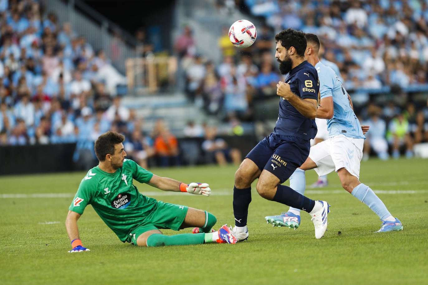 Villalibre no acierta a definir ante Iván Villar.