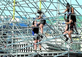 Instalación de una txosna en el lateral del Teatro Arriaga.