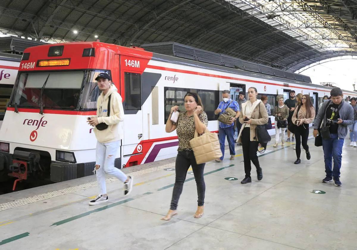 Varios pasajeros caminan por el andén en la estación de Renfe de Abando, en Bilbao