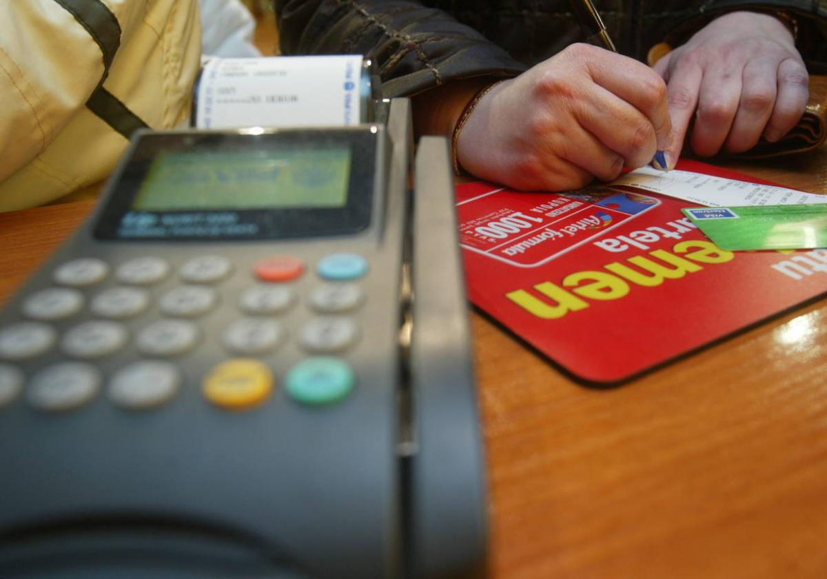 «¿Quieres copia?»: la respuesta al pagar con tarjeta en bares y comercios, según el Banco de España