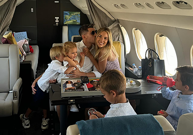 La expareja con sus hijos, de camino a sus vacaciones este verano.