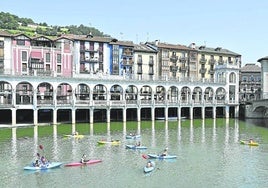 Piragüistas al paso del río Oria por el centro de Tolosa.