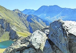 Vista del ibón de Bernatuara desde el pico del mismo nombre.