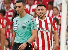 Paredes y el colegiado Muñiz Ruiz en el partido ante el Getafe.