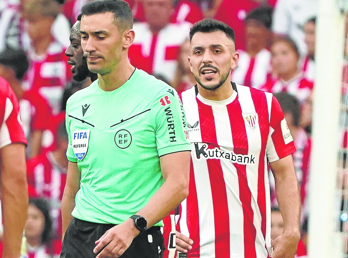 Paredes y el colegiado Muñiz Ruiz en el partido ante el Getafe.