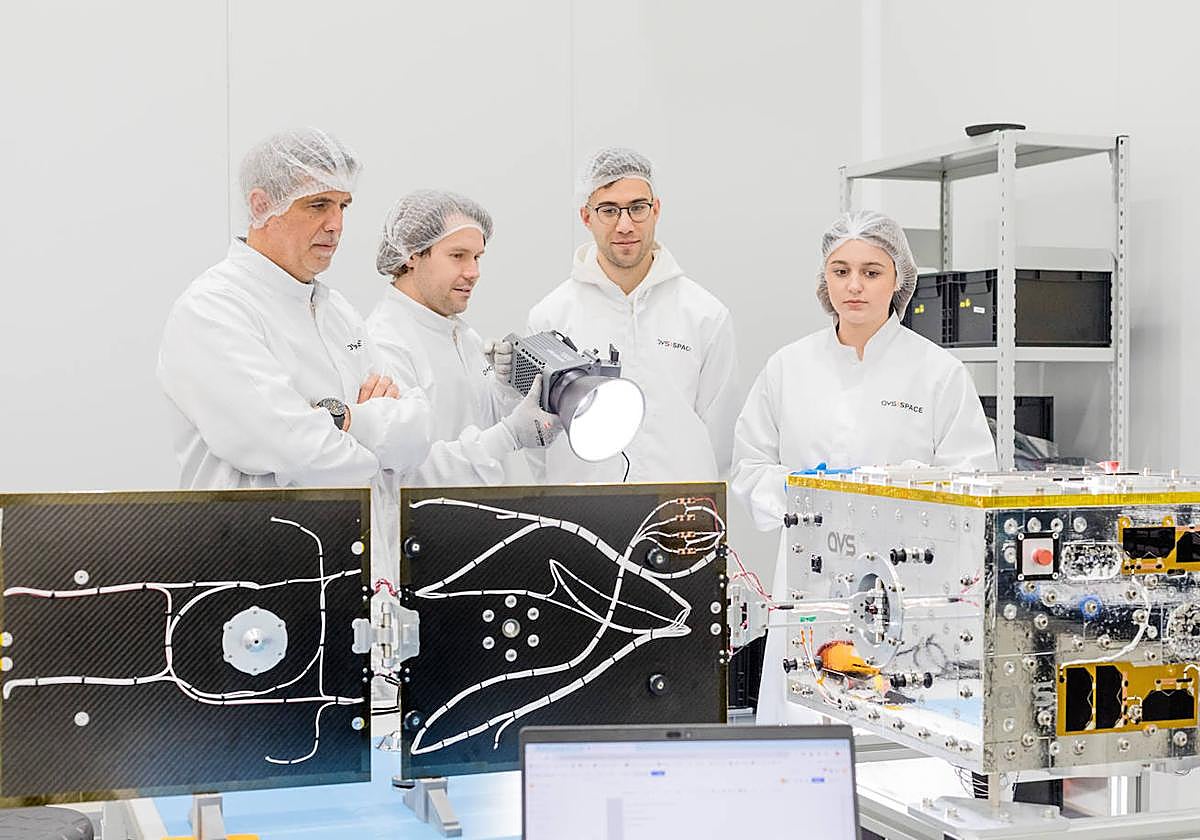 Los experto a AVS en la sede de su empresa en el parque de Miñano.