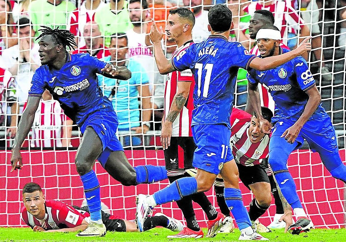 Empate. Uche supera a la defensa rojiblanca y logra el gol del Getafe.