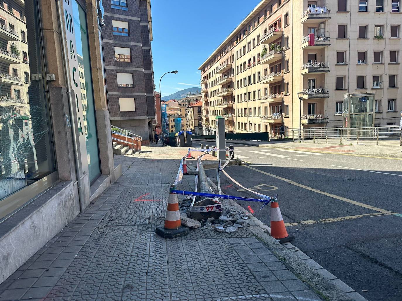 Imagen de la farola derribada por la furgoneta.