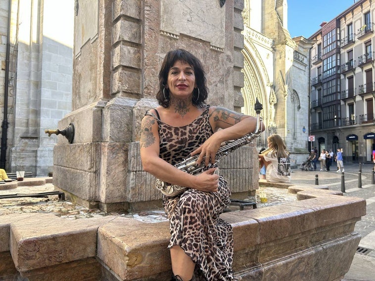 Tavi Gallart posa junto a la Catedral de Santiago