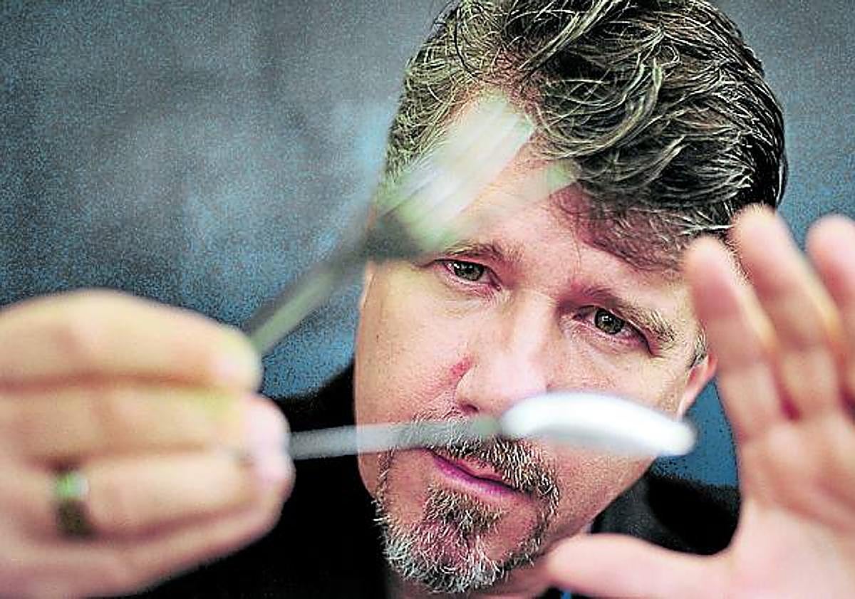 Imagen principal - 1. El mago Banachek con cubiertos doblados 'mágicamente' por él. 2. James Randi. 3. Arthur Conan Doyle con un espectro, retratado por la fotógrafa espiritista Ada Deane hacia 1922.