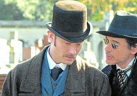 Jude Law en el papel de Watson junto a Robert Downey Jr. como Sherlock Holmes.