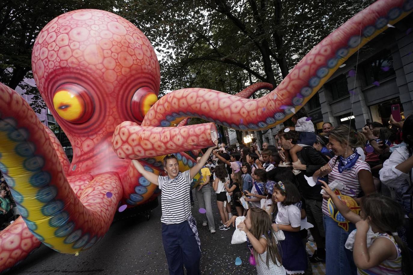 Desfile de la Ballena Aste Nagusia 2024 en Bilbao.