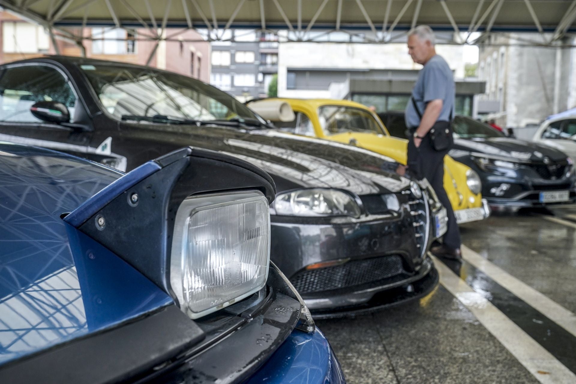 Concentración de coches clásicos en Llodio para despedir las fiestas