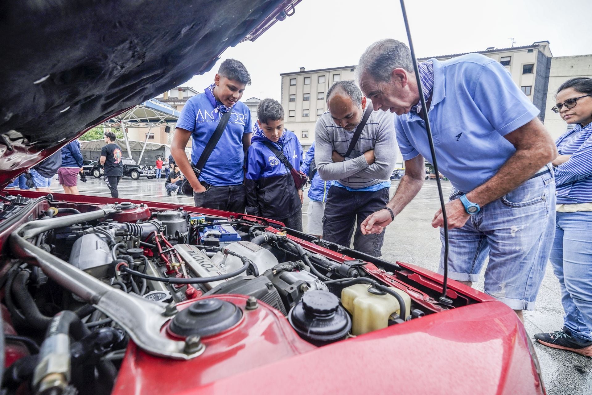 Concentración de coches clásicos en Llodio para despedir las fiestas