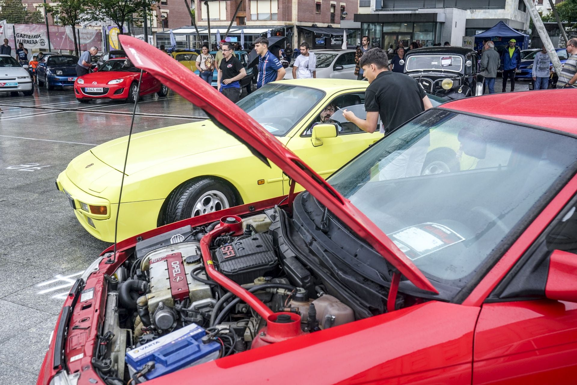 Concentración de coches clásicos en Llodio para despedir las fiestas