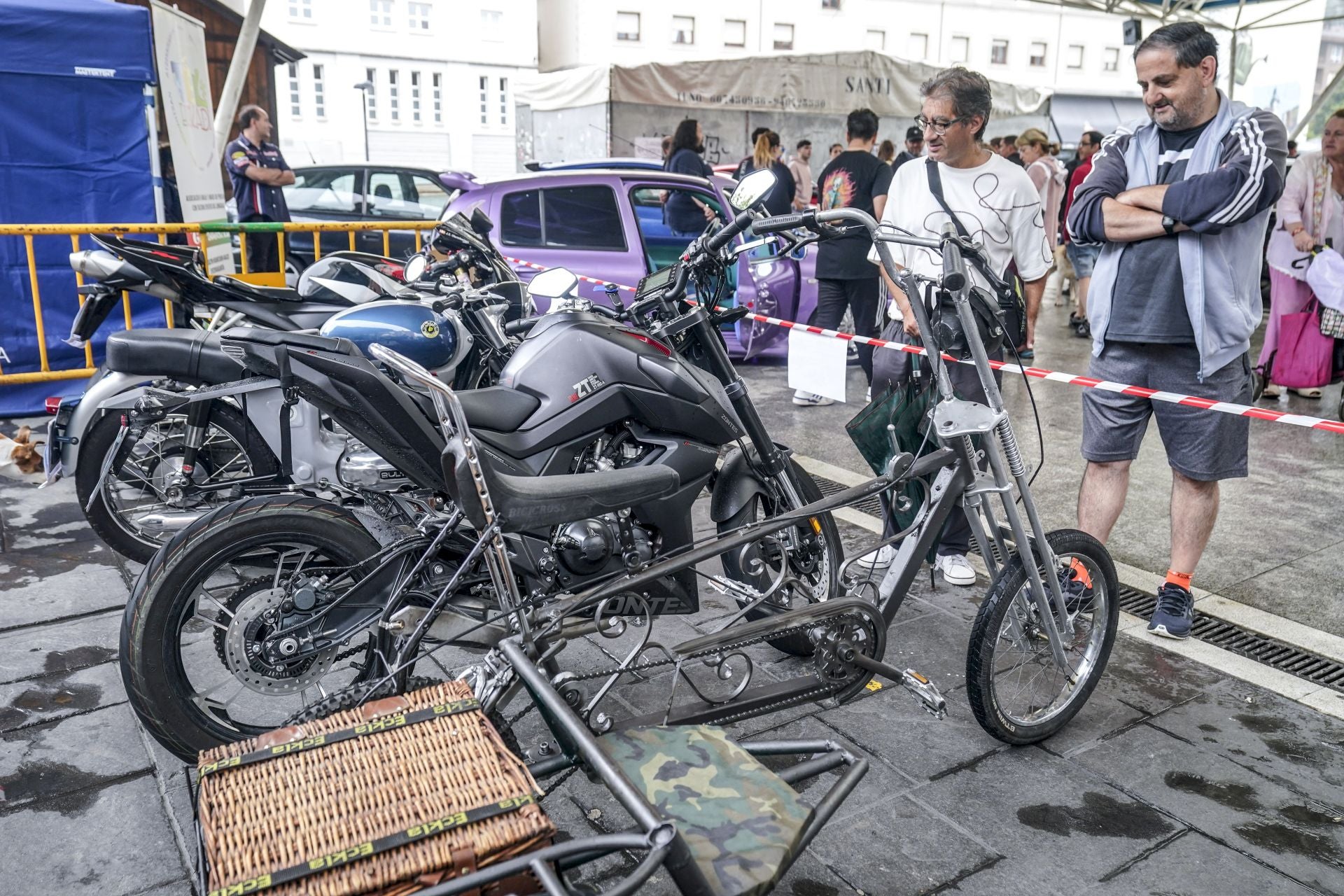 Concentración de coches clásicos en Llodio para despedir las fiestas