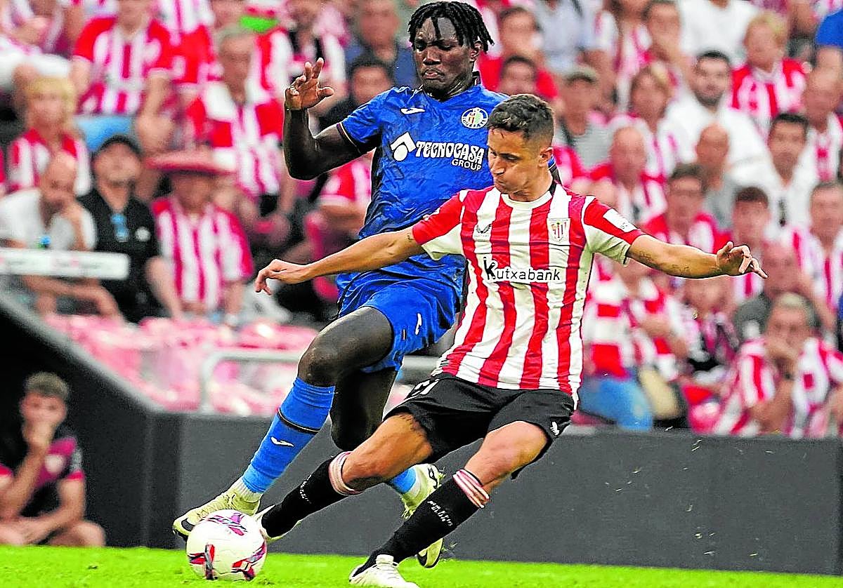 Ander Herrera saca un balón presionado por el jugador del Getafe Uche.