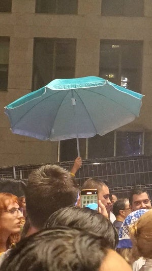 La curiosa forma de evitar la lluvia en un concierto de Edurne en Bilbao.