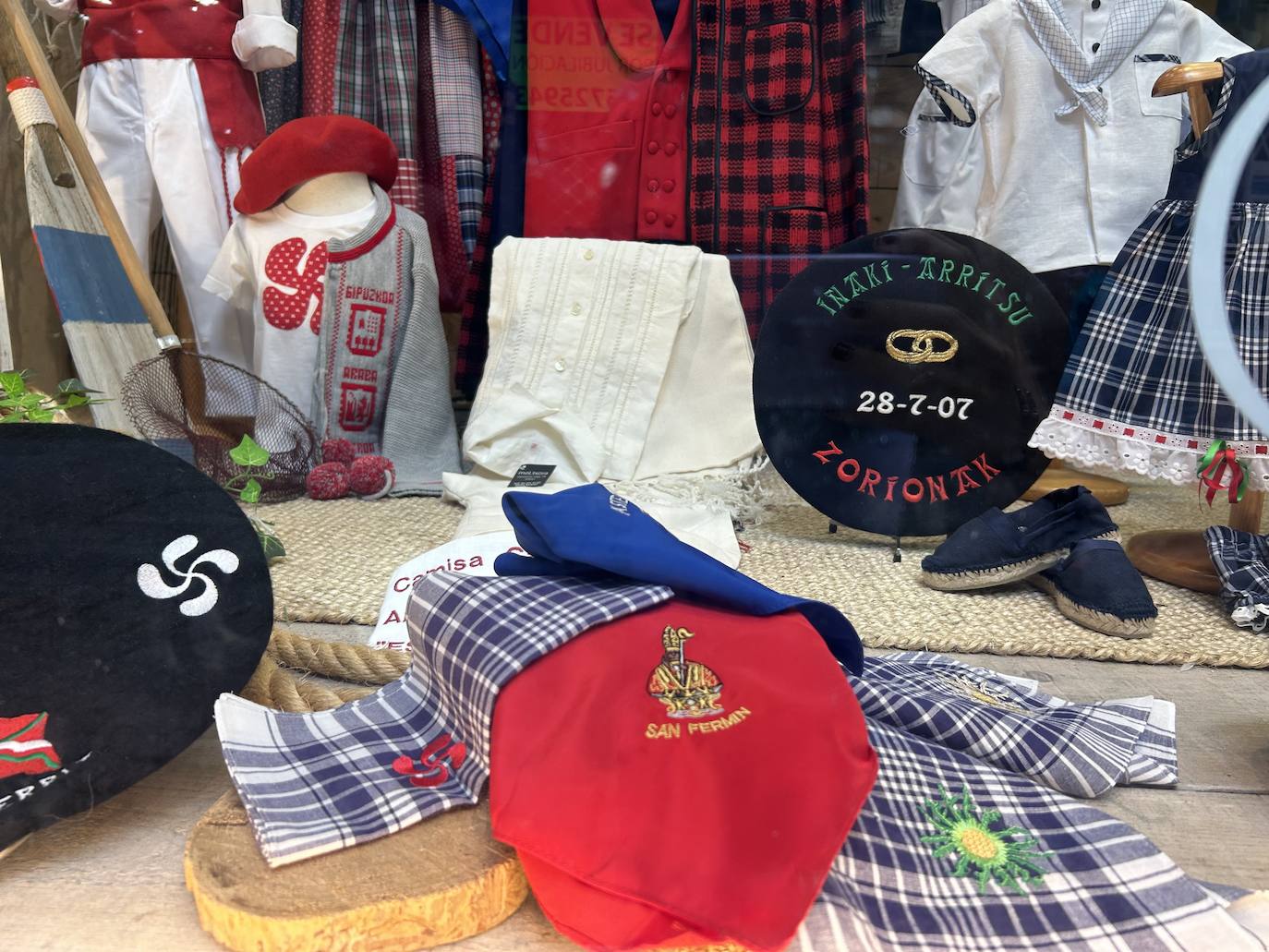 La tienda de Bilbao que lleva 126 años vistiendo de arrantzale y baserritarra a los bilbaínos